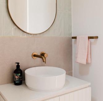 Ocean Grove Villa | La Bella Beach House-Sleeping 9, Wood Fire, Aircon