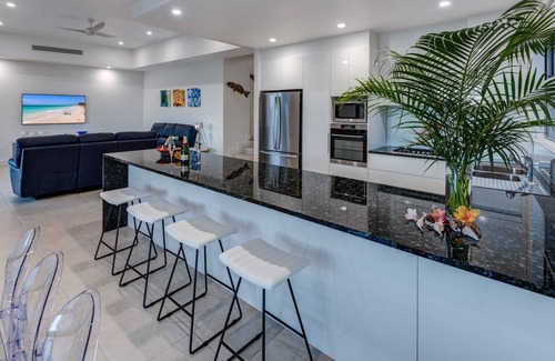 Hamilton Island Villa | La Bella Waters 1 Hamilton Island - oceanviews, golf buggy and transfer