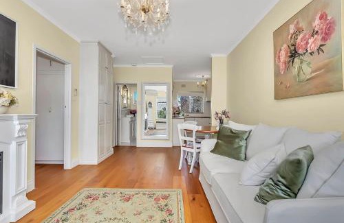 Unley Apartment | La Belle Fleur - Vintage Stay near Parklands & CBD