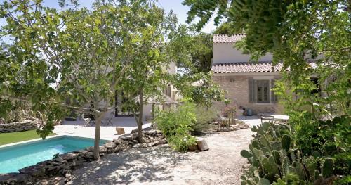 Martigues Bed & Breakfast | La bergerie à la mer - Chambres d'hôtes Carro