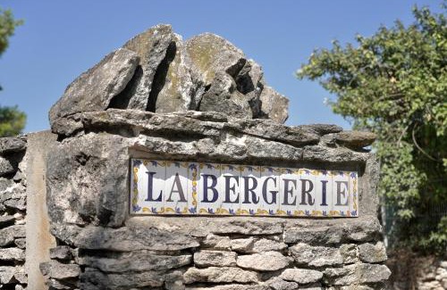 Martigues Bed & Breakfast | La bergerie à la mer - Chambres d'hôtes Carro