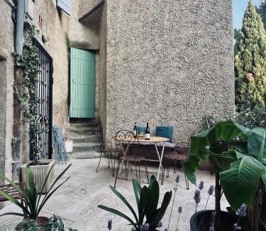Lauris House | La Biscornue