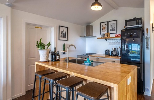 Onetangi Cottage | La Casa Al Mare - La Casa Al Mare is a restored 1930s cottage with stunning sea views over Onetangi Beach. It features timber floors, WiFi, Smart TV, and a full kitchen. Sleeps 5 across 3 bedrooms, including a separate sleepout. Enjoy sunny decks, op