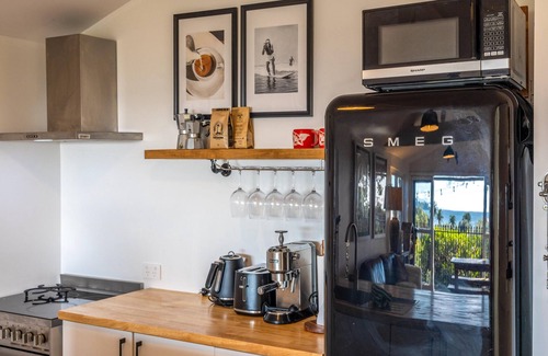 Onetangi Cottage | La Casa Al Mare - La Casa Al Mare is a restored 1930s cottage with stunning sea views over Onetangi Beach. It features timber floors, WiFi, Smart TV, and a full kitchen. Sleeps 5 across 3 bedrooms, including a separate sleepout. Enjoy sunny decks, op