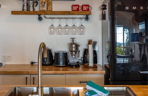 Onetangi Cottage | La Casa Al Mare - La Casa Al Mare is a restored 1930s cottage with stunning sea views over Onetangi Beach. It features timber floors, WiFi, Smart TV, and a full kitchen. Sleeps 5 across 3 bedrooms, including a separate sleepout. Enjoy sunny decks, op