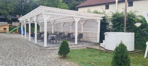 Avrig House | La Casa Bianca