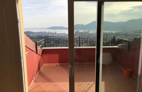 Carozzo Apartment | La casa con vista di Emma