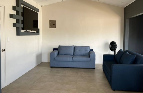 Parrita House | La Casa de Papi A Solo 2 Minutos de Playa Bandera