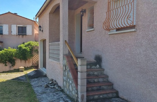 Prades House | La Casa del meu Pare" is a family house, located between the sea and the mountains.