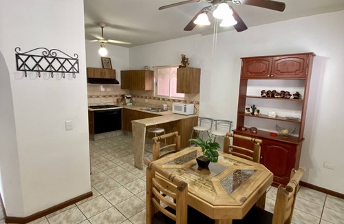 Monterrey House | La Casa Rosa Monterrey - Mountain View and Shopping Mall