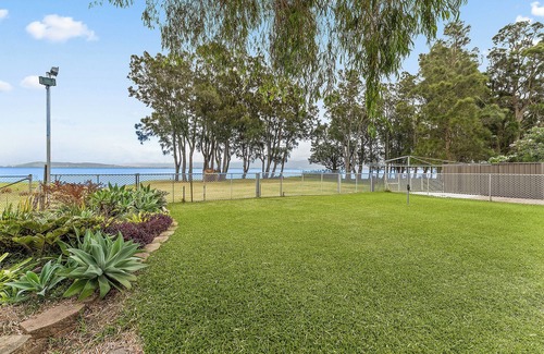 Primbee House | LA CASA SUL LAGO. Stunning lakefront home with direct access to lake Illawarra.