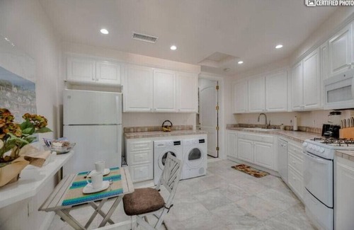 Poway House | La Casita De Poway in San Diego, super close to great hiking trails.