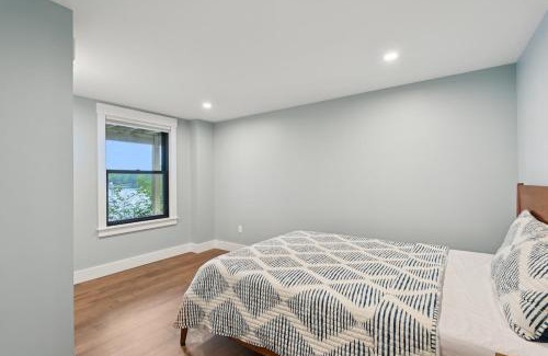 Gray Ski Chalet | La Casita Little Sebago Lake with hot tub!