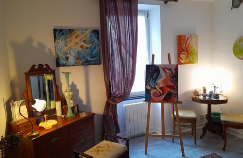 Saint-Pol-de-Leon Bed & Breakfast | La chambre de Garance et ses couleurs d'art
