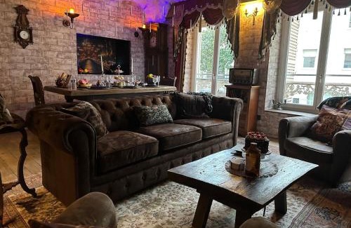 Macon Apartment | LA CHAMBRE DES SECRETS, Magique, Hyper-centre, 9 Couchages