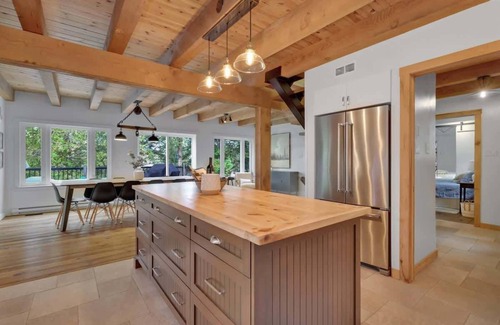 Val-des-Monts House | La Chataigne - Wilderness waterfront escape