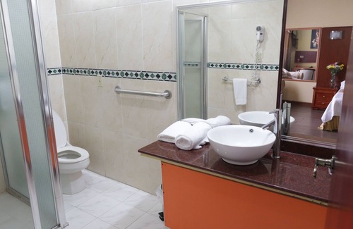 Campo Alegre Hotel | La Cresta Inn