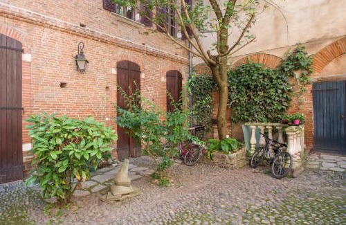 Toulouse City-Centre Apartment | La Dame du Taur by Cocoonr