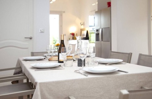 Sanary-sur-Mer Villa | La Faligeotte. Seafront, heated swimming pool, AC