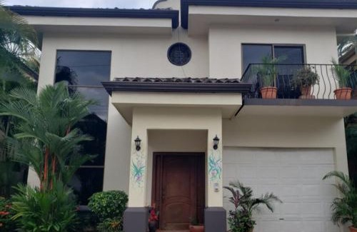 Barrio Los Villalobos House | La Flor Paradise Villa
