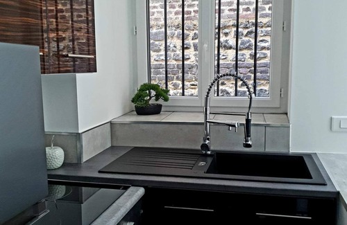 Rouen City Centre Apartment | La Forteresse Jacuzzi-Sauna