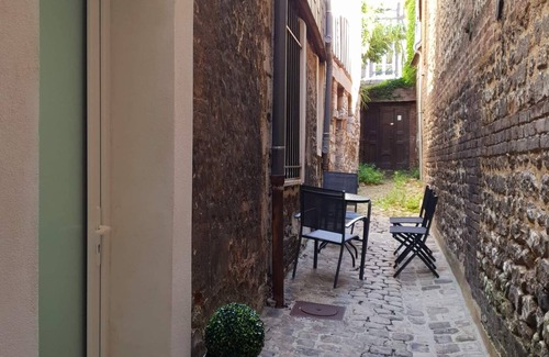 Rouen City Centre Apartment | La Forteresse Jacuzzi-Sauna