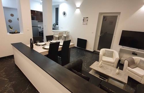 Rouen City Centre Apartment | La Forteresse Jacuzzi-Sauna