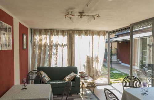 La Morra House | La goccia di vino