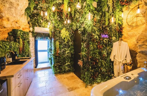 Mussidan House | La Grotte Fleurie - 5-star rating