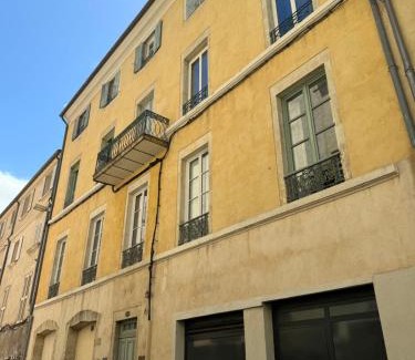 Nimes City Centre Apartment | La Halte des Arènes de Nimes - Appartement Minimaliste - Ecusson Nimes