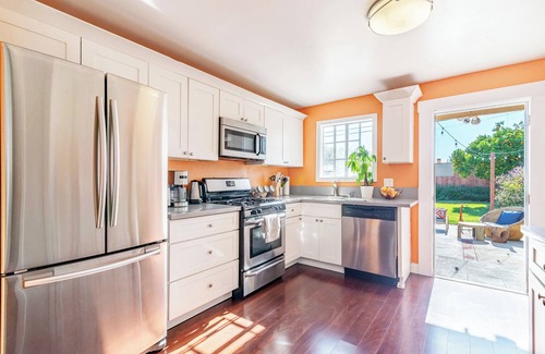 View Park-Windsor Hills House | LA Home w/Amazing Backyard Close to USC/Downtown