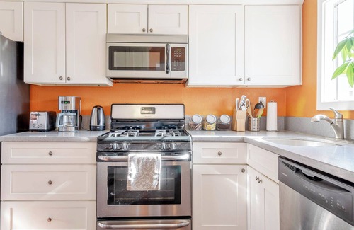View Park-Windsor Hills House | LA Home w/Amazing Backyard Close to USC/Downtown