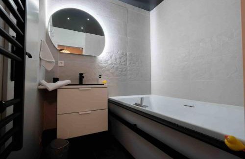 Riom Apartment | LA HUPPE - Bain Balnéo - Riom centre - 3 étoiles