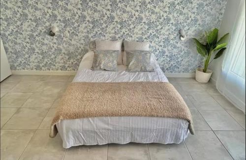 Mont-de-Marsan Apartment | La loge de Gustave, studio avec wifi et une place de parking privatif