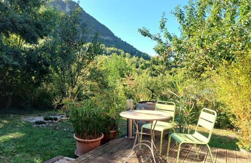 Saint-Jean-et-Saint-Paul Ski Chalet | La maison de bois - Gite dans un site préservé