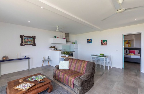 Valle Pura Vida House | La Maison Blanche: 3 Apartments/4 Bedrooms, Private Pool, Nature & Wildlife