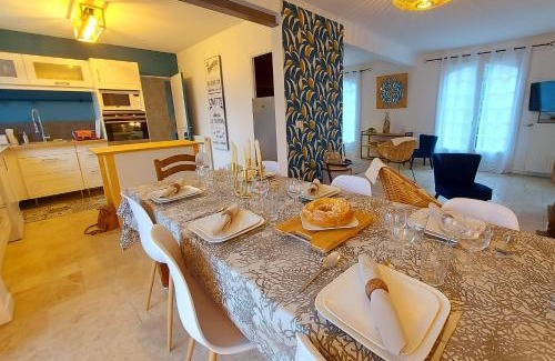 L'Hotellerie-de-Flee House | La Maison Bleue