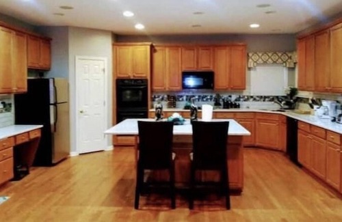 Fairburn House | La Mansion Familia-Theater,Pool,1/2 acre, pool table, 3 floors of fun