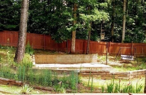 Fairburn House | La Mansion Familia-Theater,Pool,1/2 acre, pool table, 3 floors of fun