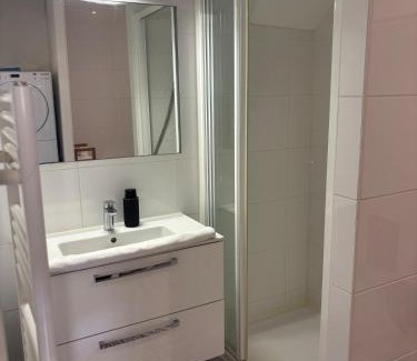 Bourgoin-Jallieu Apartment | La Mezzanine, Parking privé, proche gare, central