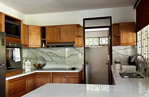 Barrio Ricos y Famosos House | La Mona Beach House