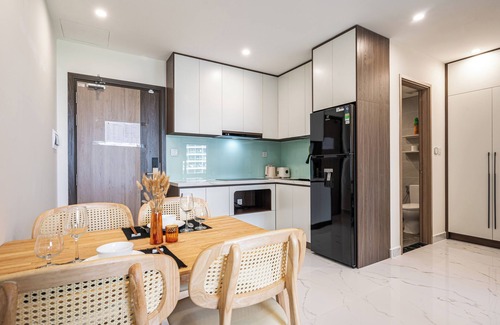District 9 Apartment | LA Nest - Sunny Sway