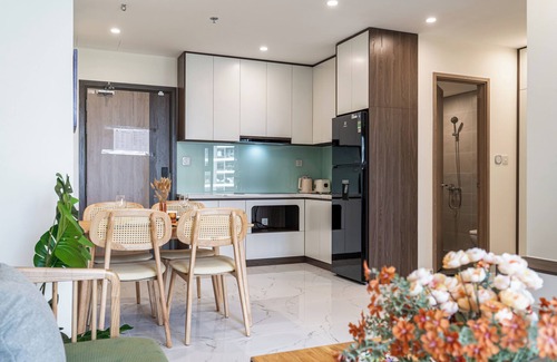 District 9 Apartment | LA Nest - Sunny Sway