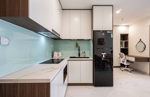 District 9 Apartment | LA Nest - Sunny Sway