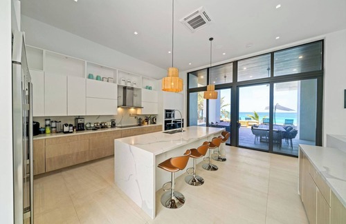 Dunmore Town House | La Palmeraie Modern House, Oceanfront, private beach, rooftop deck, maid & more!