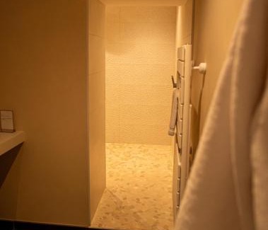 Pont-de-L'Arche Apartment | La Parenthèse Suites - appartement luxueux avec sauna et baignoire balnéo