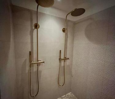Pont-de-L'Arche Apartment | La Parenthèse Suites - appartement luxueux avec sauna et baignoire balnéo
