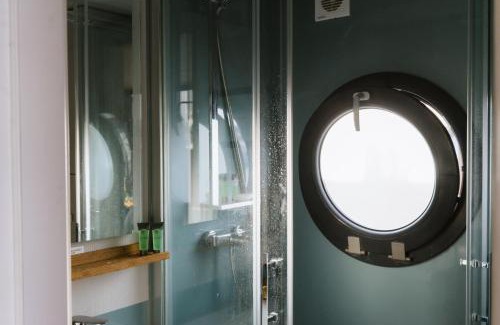 Whippingham House | La Petite Foret Houseboat On The Isle Of Wight