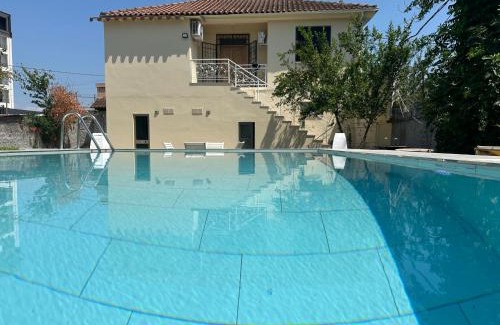 Shkoder House | La Piscina