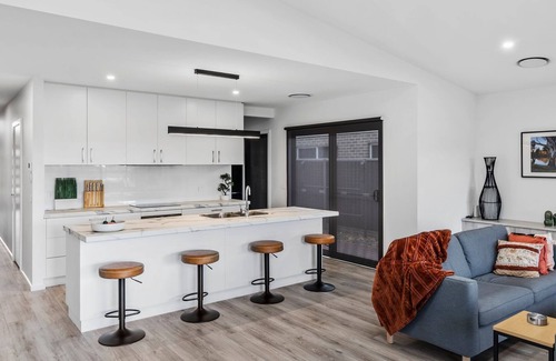 Yarrawonga House | La Plaza Del Toros Golf course view